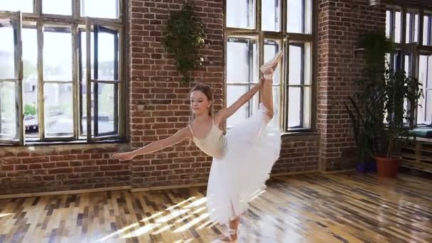 Sierlijke tiener meisje beoefenen van oefening klassiek ballet in de sport school. Flexibiliteit inspanninstraining. Jonge ballerina in een witte tutu jurk dansende elementen van klassieke of moderne ballet — Stockvideo