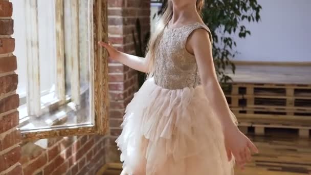 Gyönyörű tini balerina táncokat kecsesen, a balett balett pointe cipőjét. Balerina, fehér szoknyában ruhát visel. Klasszikus balett — Stock videók