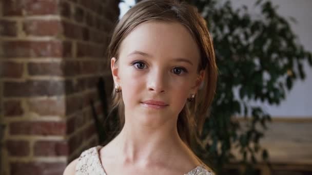 Gros plan d'une adolescente mignonne visage de fille. Prise de vue portrait. Portrait visage d'une belle fille de 10-12 ans avec de beaux yeux sombres . — Video