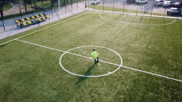 Vue du dessus du petit garçon pendant l'entraînement de football , — Video