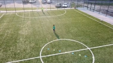 Kapıları için topu tekmeleme ve net arkasına koyarak küçük spor adam