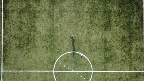 Malý chlapec běží s fotbalovým míčem do brány. — Stock video