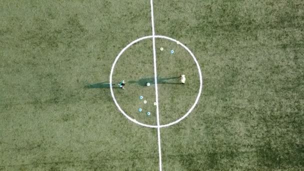 Vista dall'alto dei giocatori di calcio durante l'allenamento . — Video Stock