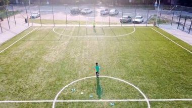 Dolly atış futbol topu ile çalışan ve açılan kapı tekme çocuğun.