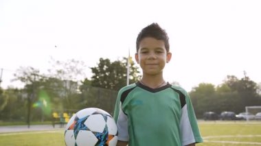 Futbol topu kameraya arıyorum elinde olan şirin küçük çocuk.