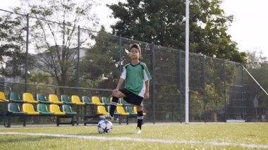 Kamera ve possing futbol topu ile seyir tatlı küçük çocuk.