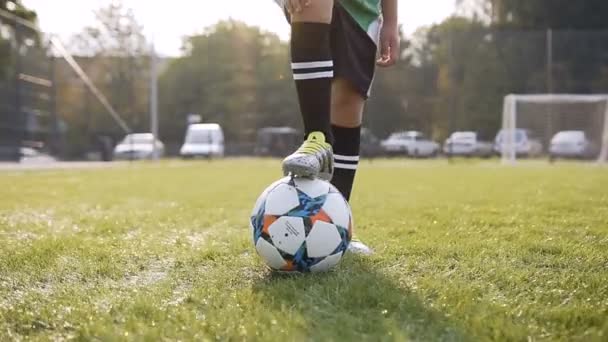 Pojke ben på fotboll på fotboll bakgrunden. — Stockvideo