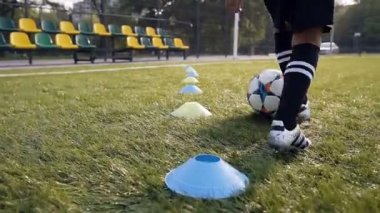 Top sürme için egzersiz yapma genç futbolcu.