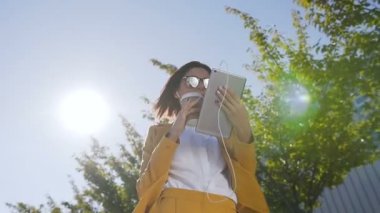 Bir tablet bilgisayarda office center yakınındaki öğle yemeği molası sırasında çalışma çekici iş kadını. Açık havada. Konsept: teknoloji, iş gezileri, iş, wall street
