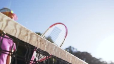 Tenis Kortu net el sıkışan kadın tenisçiler.