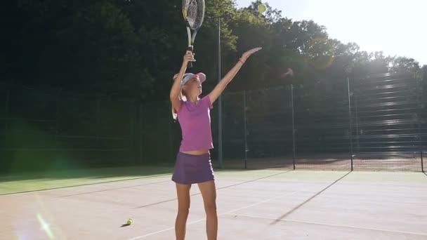 年轻的网球运动员在赛场上训练时用球拍击球 户外拍摄 多利射门 — 图库视频影像