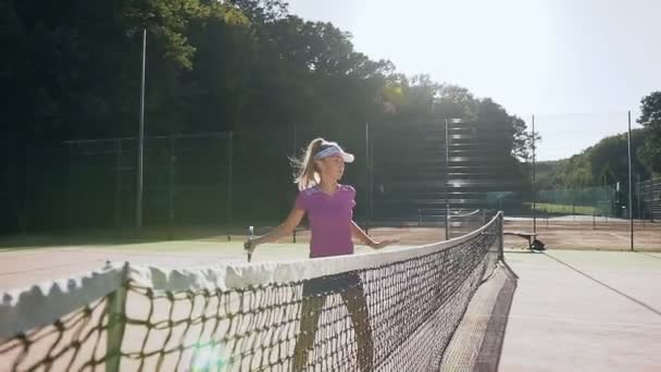 Sport flicka praxis i att slå med en racket under träning. — Stockvideo