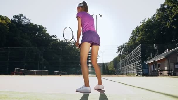 Junge Tennisspielerin konzentriert sich auf ihr Vorhand-Spiel. — Stockvideo