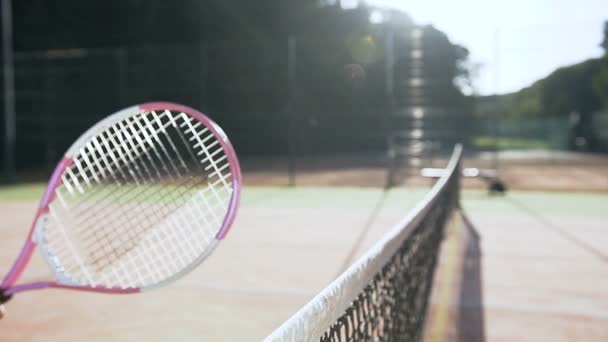 Nära upp skott av kvinnliga tennisspelare som skakar hand över tennisbanan netto. — Stockvideo