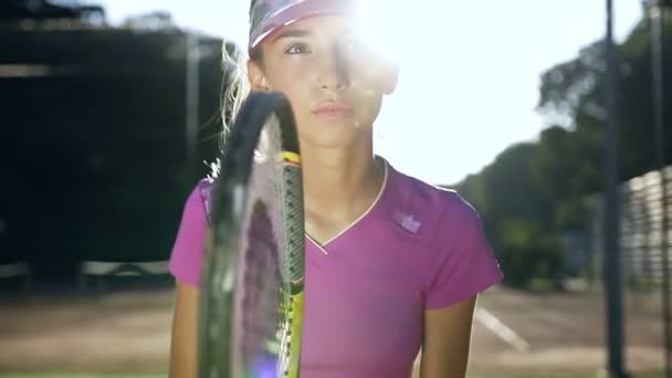 Retrato de una hermosa jugadora de tenis concentrándose y enfocándose . — Vídeo de stock