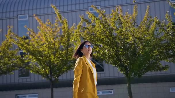 Joven empresaria segura de sí misma en un elegante traje camina por la terminal del aeropuerto entrar en la reunión de negocios. Viaje de negocios, reunión de negocios, tiempo de trabajo — Vídeos de Stock