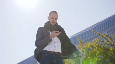 Beyaz işadamı kullanır ve o modern Ofis Binası yakınındaki ayakta iken telefonda konuşuyor. Açık havada. Konsept: ofis çalışanı, iş, iş gezisi, reklam