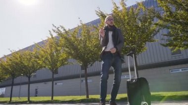 Başarı kutluyor gözlük çanta ceket giymiş mutlu sakallı işadamı dans ediyor. Açık havada. Ofis çalışanı, dinlenme, reklam, iş, iş gezisi kavramı