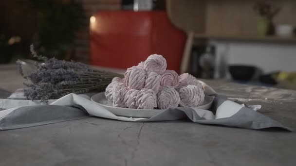 Close-up shot van marshmallow op de tafel in de keuken. — Stockvideo