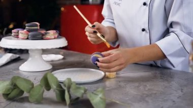 Macaroons altın sıçrama ile dekorasyon pudra. Önlük üzerinde yazıt, model adı Nina Leus