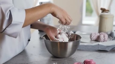 Yakın çekim Kadın el atma kadar pudra şekeri hatmi şık mutfak üzerinde.