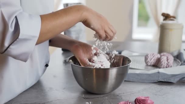 Primer plano disparo de las manos de la mujer arrojando azúcar en polvo en el malvavisco en la elegante cocina . — Vídeos de Stock