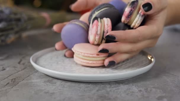 Mãos de chef femininas colocando macaroons no prato . — Vídeo de Stock