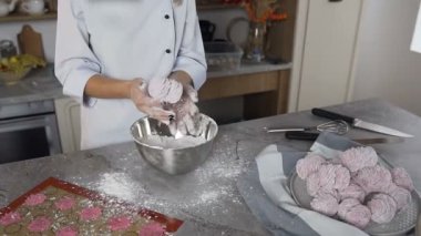 Genç pudra yağmurlama pudra şekeri pembe hatmi üzerinde.