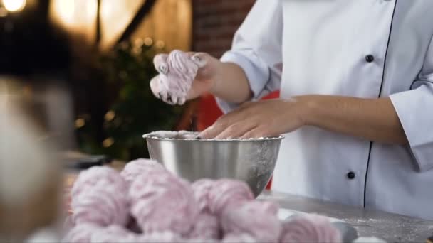 Manos de mujer arrojando azúcar en polvo en el malvavisco y poniendo marshmllow en el plato . — Vídeos de Stock