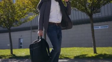 Yakışıklı ofis çalışanı işe Ofis Binası yakınındaki önce sabahları kahve içme bir ihale eşarp ile takım elbiseli. Genç işadamı iş toplantısına gidiyor. Açık.