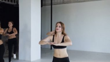 Kadın gençlerin grup step aerobik fitness merkezinde gerçekleştirmek. Güzel fitness kızlar birlikte üzerinde fitness pratik egzersizleri yapıyor, step aerobik, yoga sınıfı, denge vücut. Kapalı