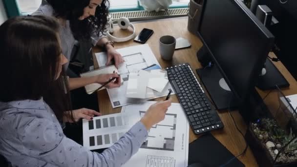 Mujeres caucásicas trabajando en algún proyecto en la oficina . — Vídeos de Stock