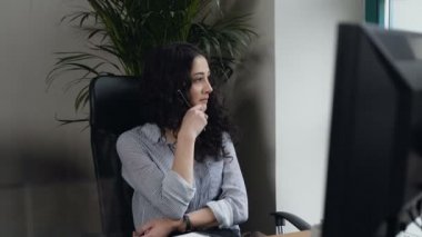 Modern ofis penceresinde isteyen çekici düşünceli kadın portresi.