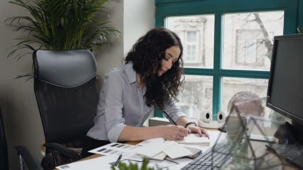 Retrato de mujer caucásica trabajando en la oficina de arquitectos . — Vídeos de Stock