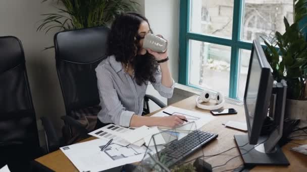 Porträt einer selbstbewussten Frau, die am Arbeitstag Kaffee und Tee trinkt. — Stockvideo