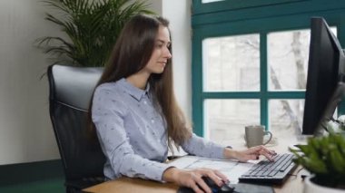 Çekici genç kadın mimar ofiste çalışan portre çekim.