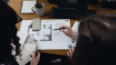 Bazı proje ofisi tartışıyor kadın tasarım mühendisleri.