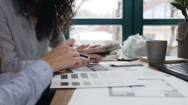 Bazı proje ofisi tartışıyor kadın tasarım mühendisleri.