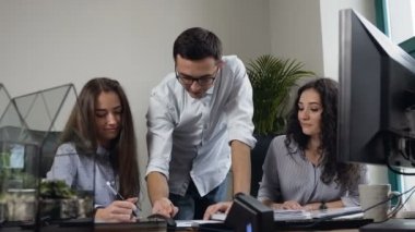 Grup Genç Mühendis bazı proje office arka plan üzerinde tartışıyor.