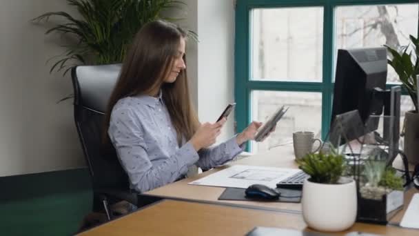 Aantrekkelijke architect foto van kleurenpalet maken. — Stockvideo