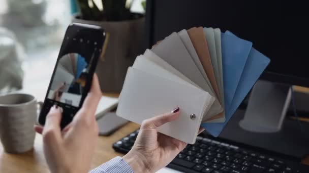 Primer plano de las manos de la mujer tomando la foto de la paleta de colores . — Vídeo de stock