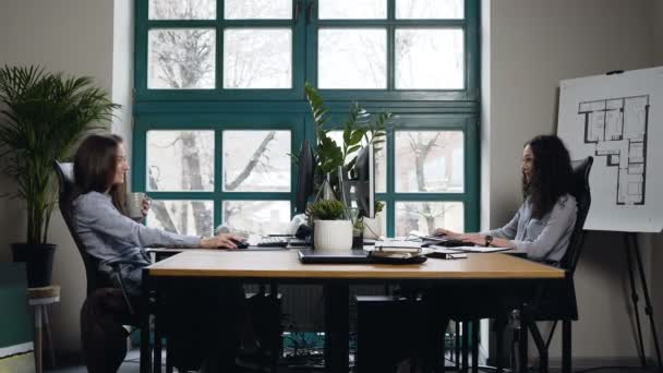 Deux femmes architectes travaillant dans le bureau . — Video