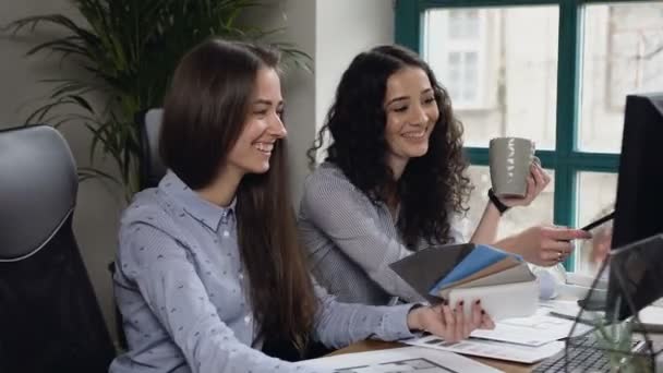 Mulheres sorridentes trabalhando no computador no escritório . — Vídeo de Stock