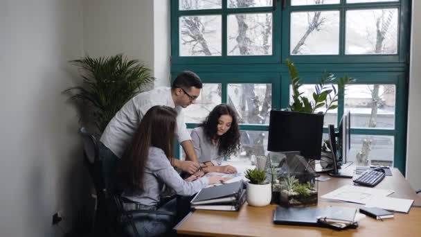 Creatieve jonge man en twee leuke vrouwen met kleur palatte voor het creëren van nieuw project op de office-achtergrond. — Stockvideo