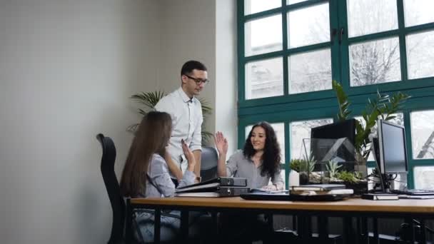 Team van jonge ingenieurs vijf aan elkaar geven na succesvolle werk in het moderne kantoor. — Stockvideo