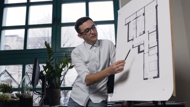Atraente jovem arquiteto criando planos de construção de novo projeto no escritório moderno . — Vídeo de Stock