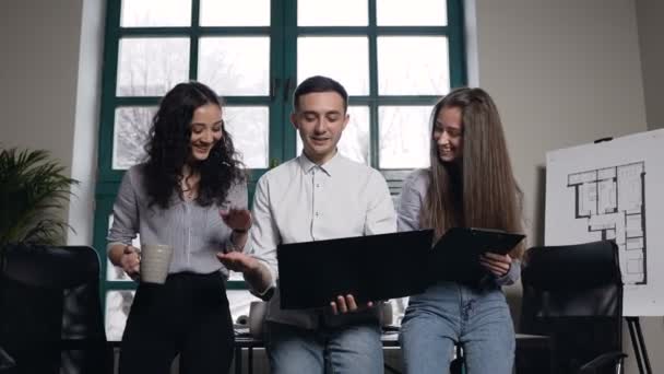 Team van jonge ingenieurs. Lachende vrouw geven vijf tot gelukkige mannelijke cowoker na succesvolle werk. — Stockvideo