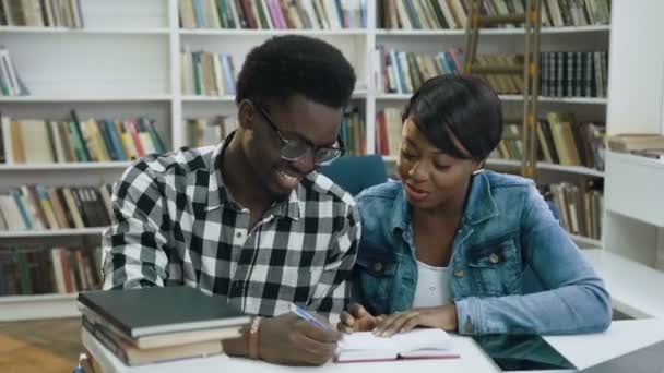 Dolly Toma Los Estudiantes Africanos Enfocados Hombres Mujeres Preparándose Para — Vídeo de stock