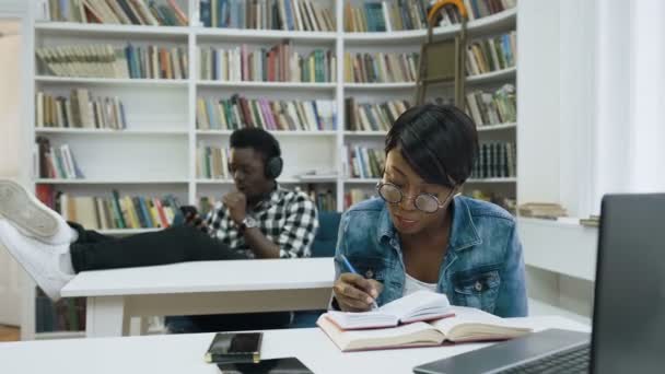 Estudantes africanos na biblioteca . — Vídeo de Stock