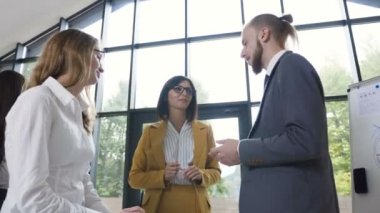 Başarılı genç girişimci tartışma konferans salonunda. Şehir toplantı odası gelecekteki finansman hedeflerini tartışmak toplantı. Üzerinde tartışma yeni fikirler çalışmakta olan iş, ofis çalışanları
